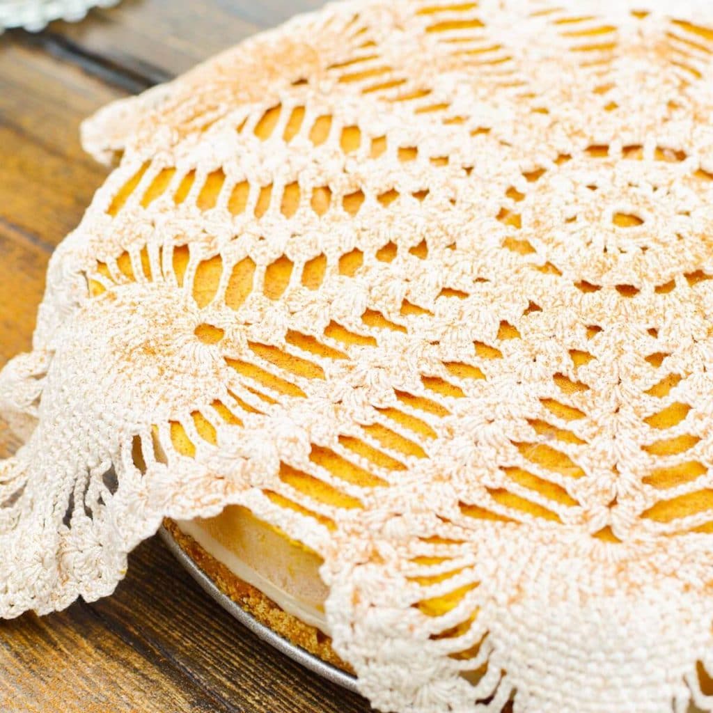 how to make a pattern on a Vegan Pumpkin Pie with a doile